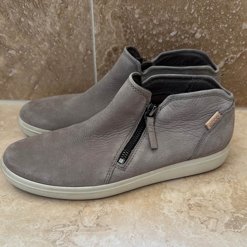 Ecco Soft 7 Nubuck Zip Booties